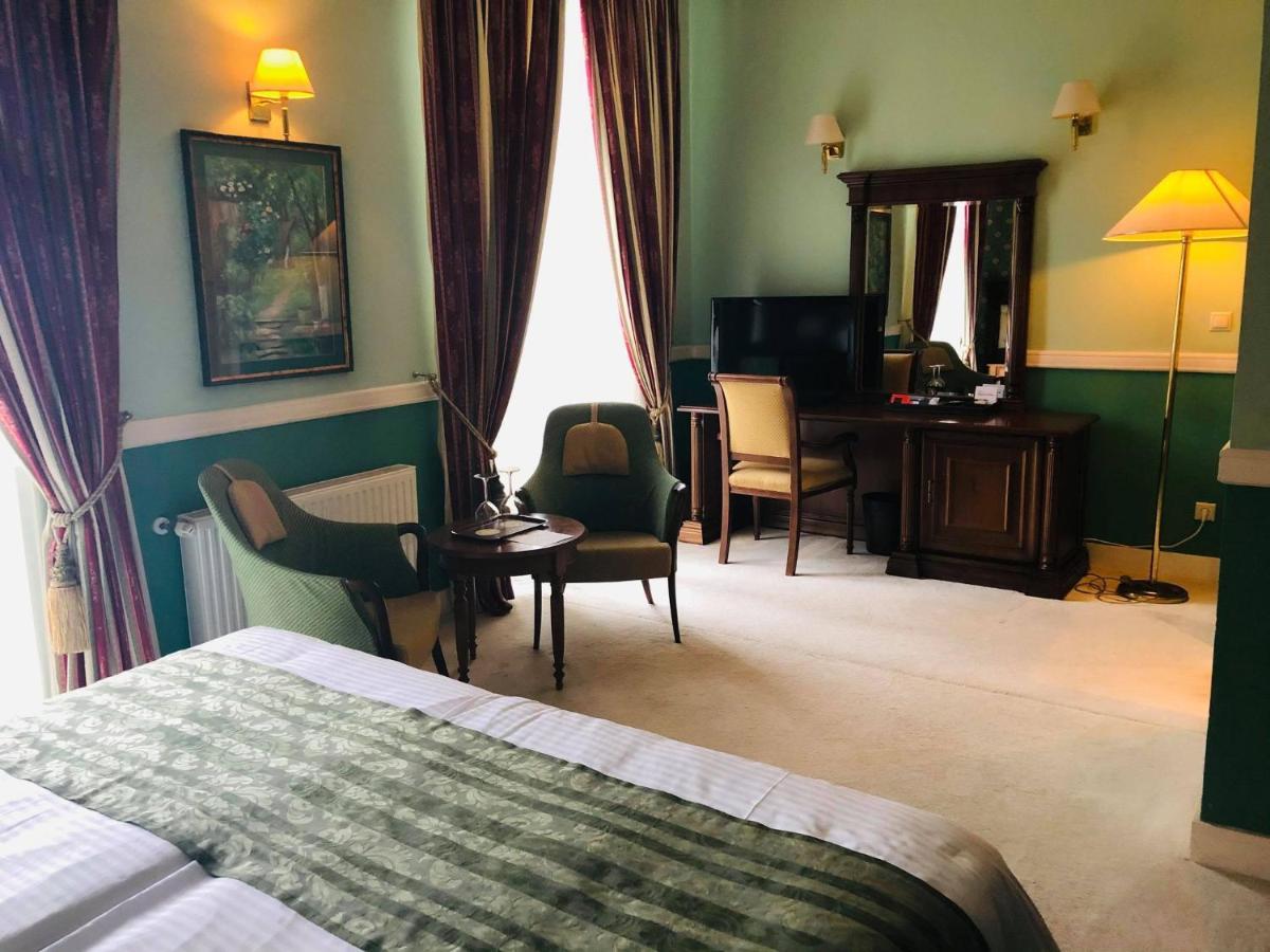 Hotel Angelo D'Oro プロイェシュティ エクステリア 写真