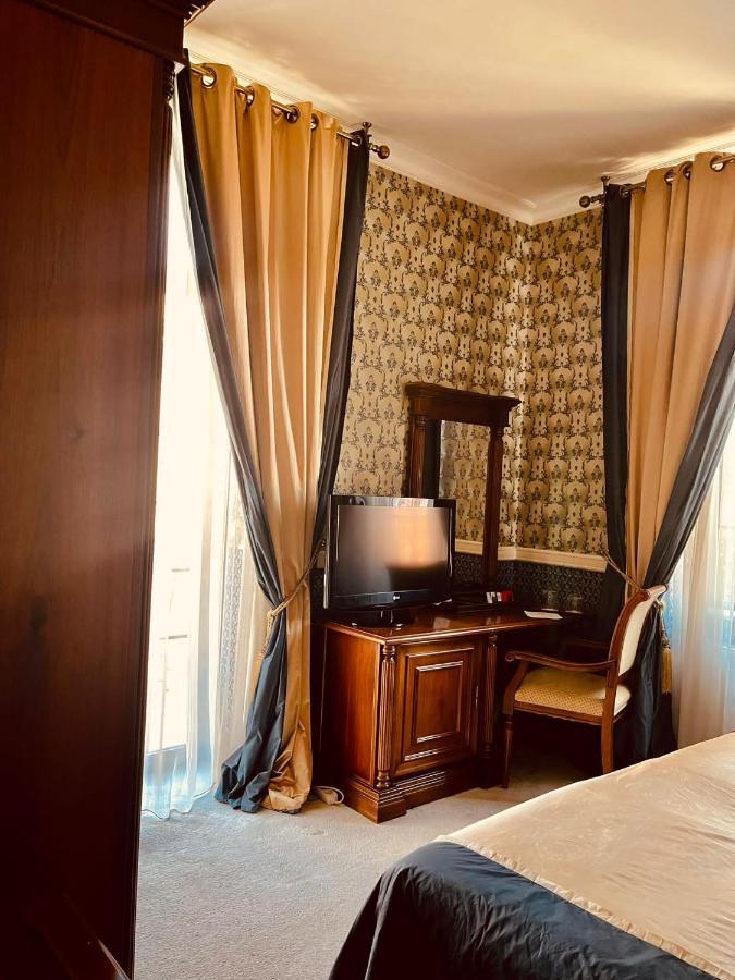Hotel Angelo D'Oro プロイェシュティ エクステリア 写真