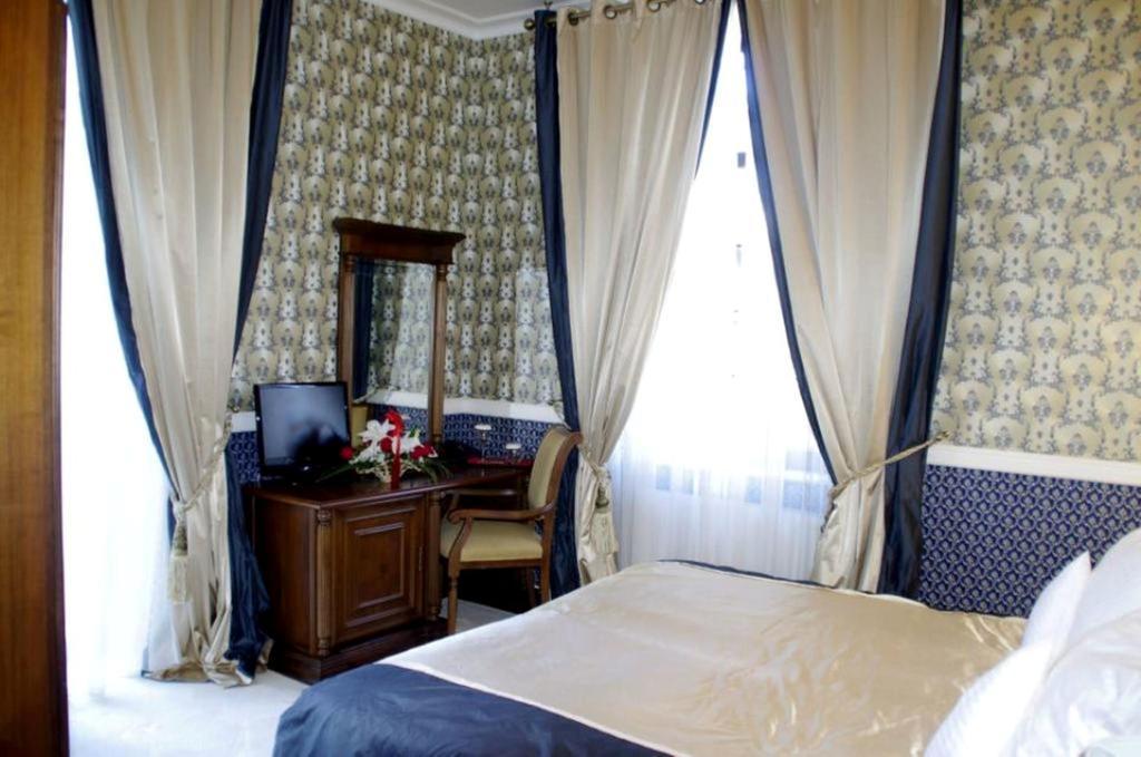 Hotel Angelo D'Oro プロイェシュティ エクステリア 写真