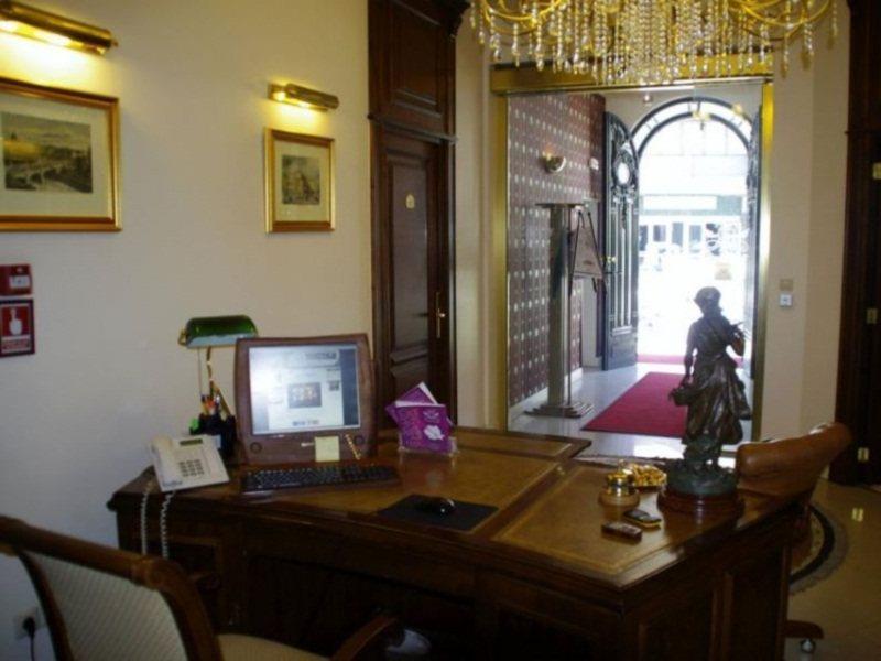 Hotel Angelo D'Oro プロイェシュティ エクステリア 写真