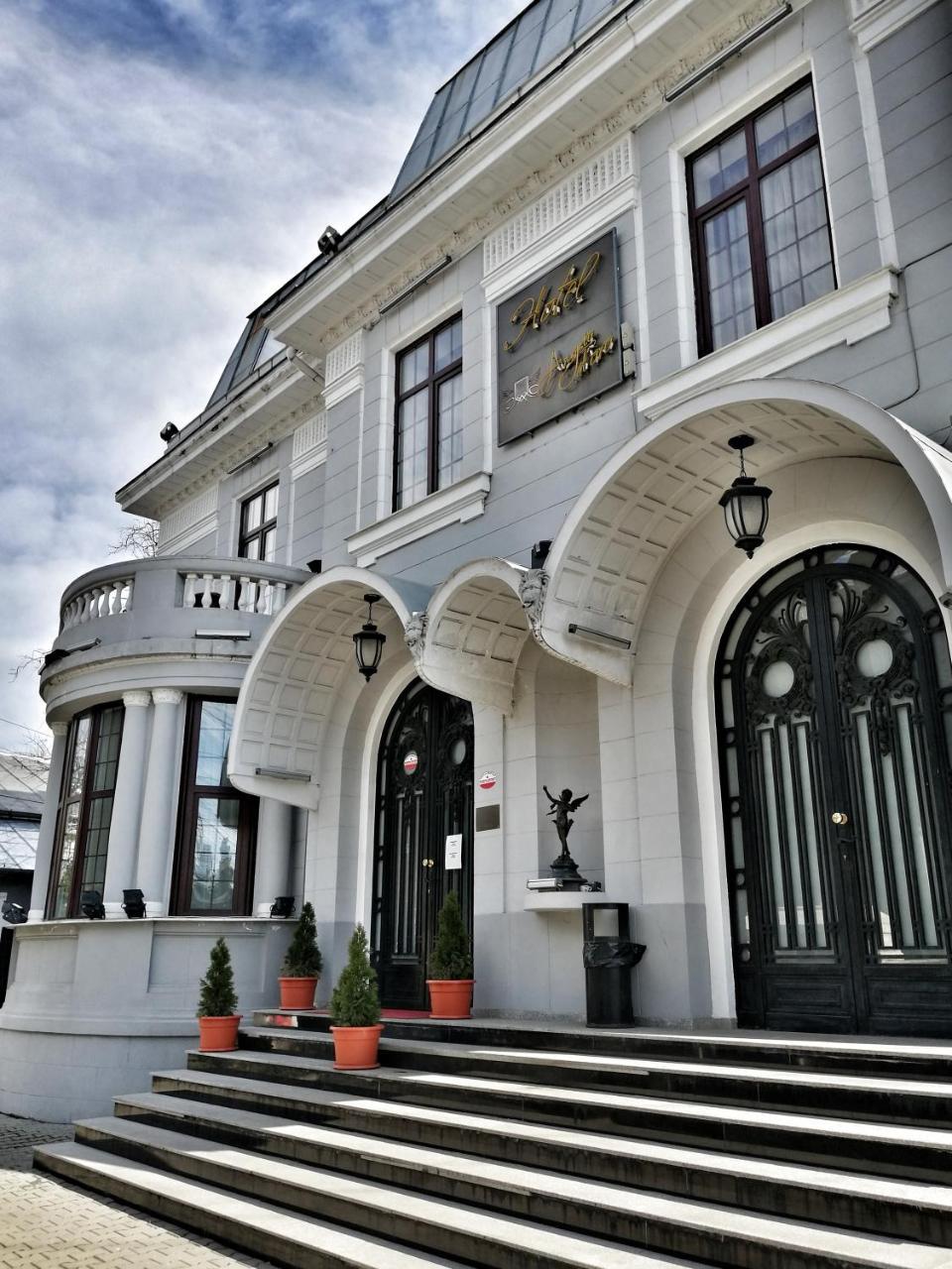Hotel Angelo D'Oro プロイェシュティ エクステリア 写真